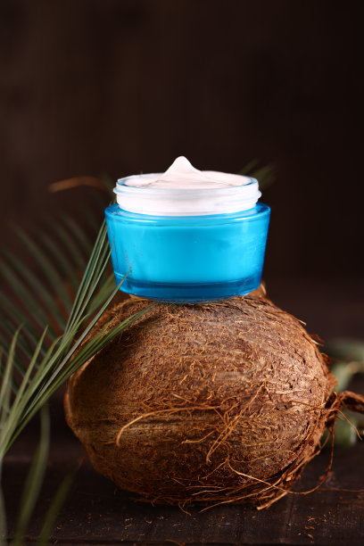 木桌上的天然有机椰子奶油图片下载