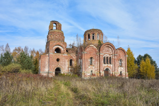 俄罗斯深处被遗弃的红砖基督教堂，荒野中被遗弃的建筑图片下载