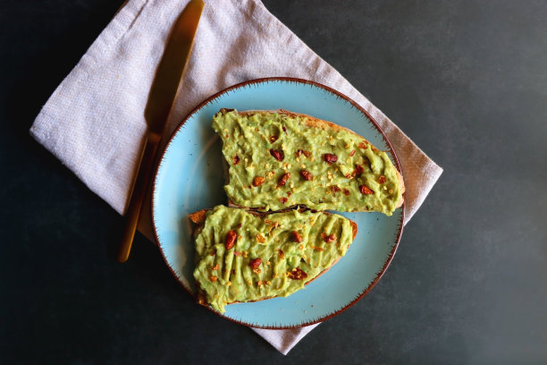 黑色背景的鳄梨吐司图片下载