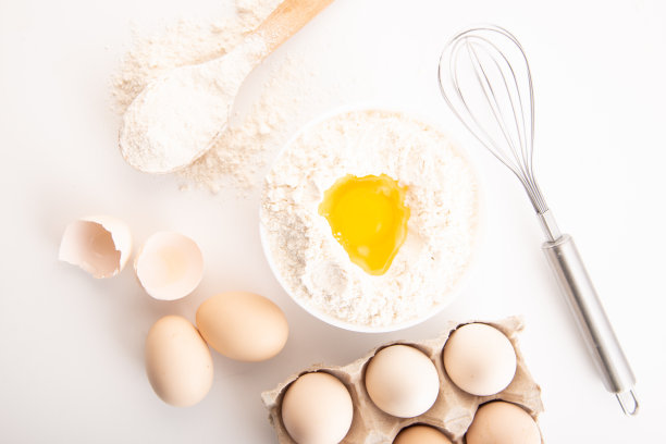 白底加面粉的新鲜鸡蛋。烹饪图片下载