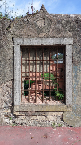 有窗户和格栅的高栅栏。古色古香的红砖窗户图片下载