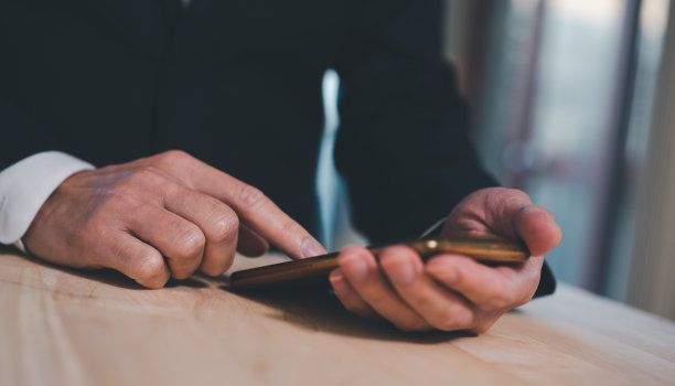 社交媒体互联网网络连接概念，商人手持屏幕上的短信手机聊天朋友，搜索互联网信息技术设备联系图片下载