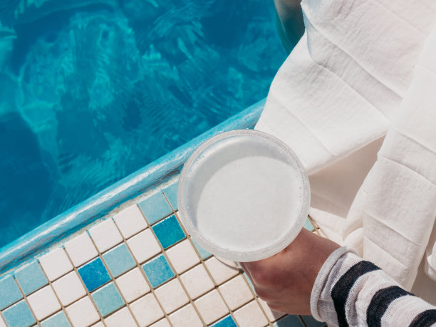 拿着一杯饮料的时髦女人图片下载