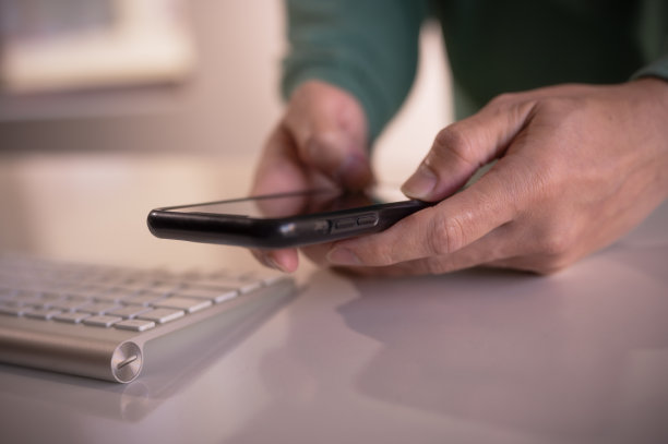 社交媒体互联网网络连接概念，男子手持短信在手机屏幕上聊天，搜索互联网信息。技术联系沟通连接人的概念图片下载