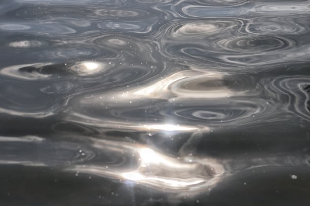 太阳在荡漾的水面上的反射图片下载