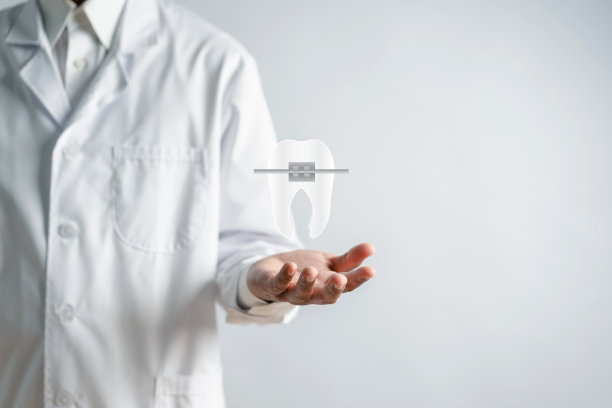 牙齿检查牙医手持虚拟牙套正畸技术概念。图片下载