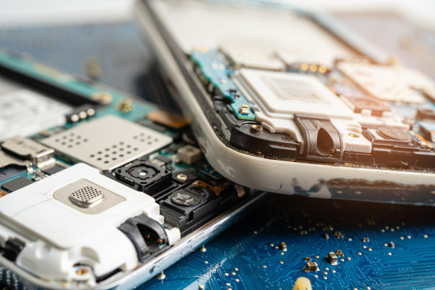 维修和升级手机，电子，电脑硬件和技术理念。图片下载