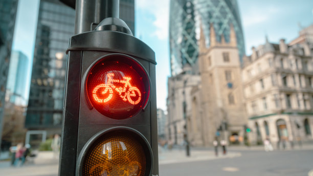 伦敦市为骑自行车的人设置的红色交通灯图片下载