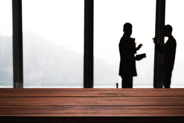 空桌空间平台上的业务对话为产品展示蒙太奇。图片下载