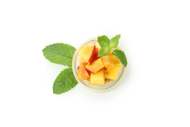 玻璃罐与桃红酸奶隔离在白色背景图片下载