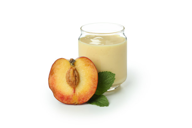装有桃子酸奶的罐子，在白色背景上分离出成分图片下载