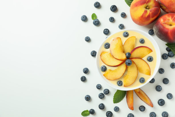 白色背景的桃子酸奶和配料图片下载