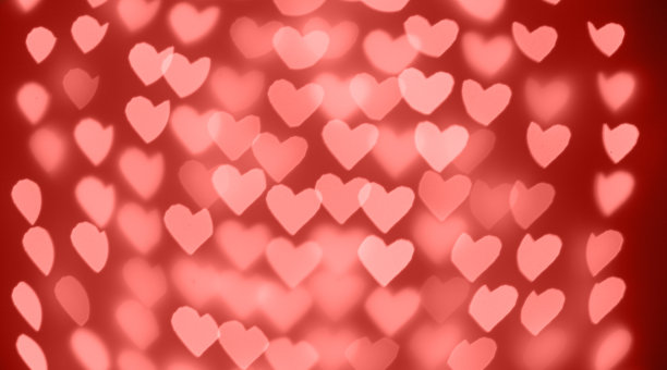 美丽的心在模糊的背景上由灯光组成图片下载