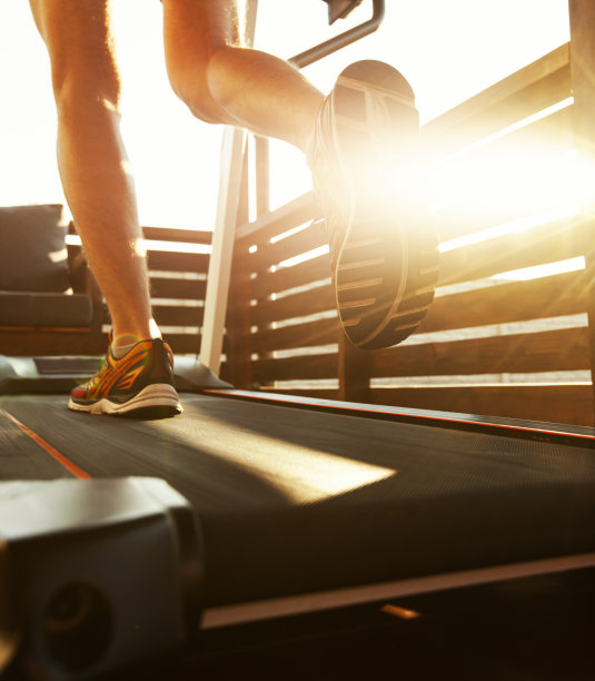 在自家露台上跑步的人。社会隔离或隔离的概念图片下载