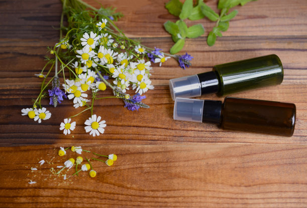 桌上有香草和香油。图片下载