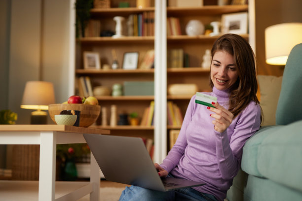 年轻女子在家里用笔记本电脑网购图片下载
