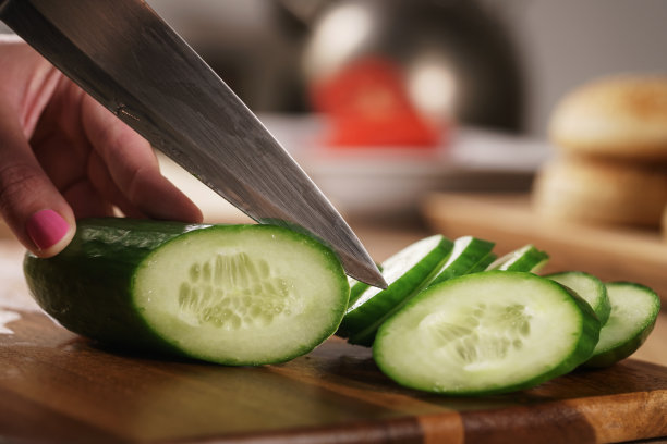 少女手切鲜黄瓜图片下载