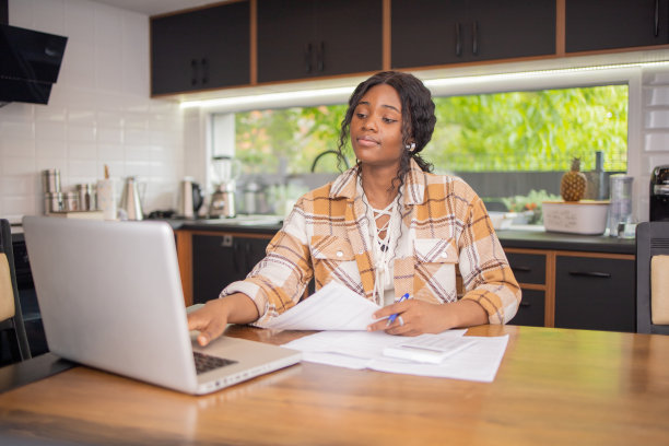 年轻女子正在处理文书工作图片下载