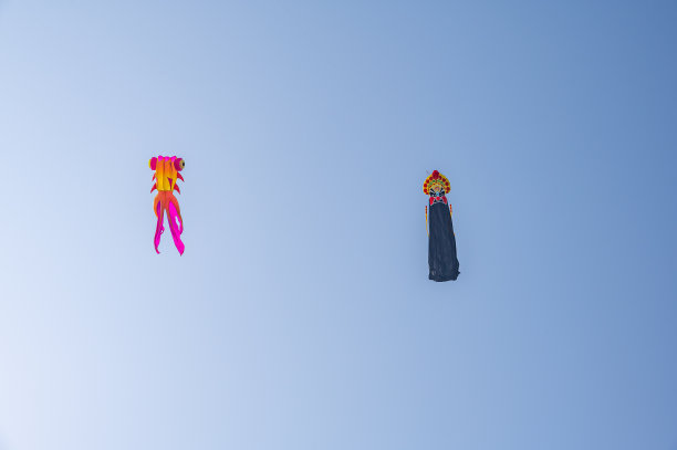 蓝天下有许多风筝图片下载