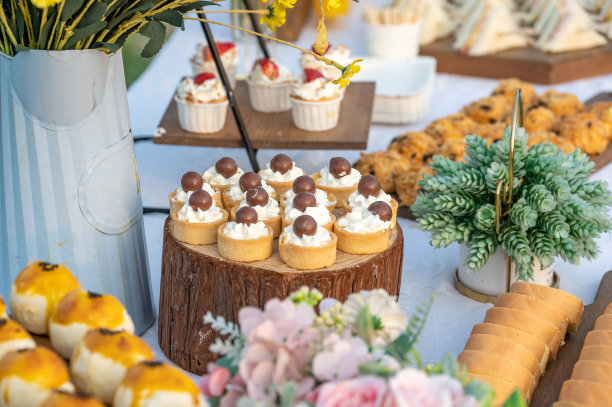 小而美味的甜品在餐厅图片下载