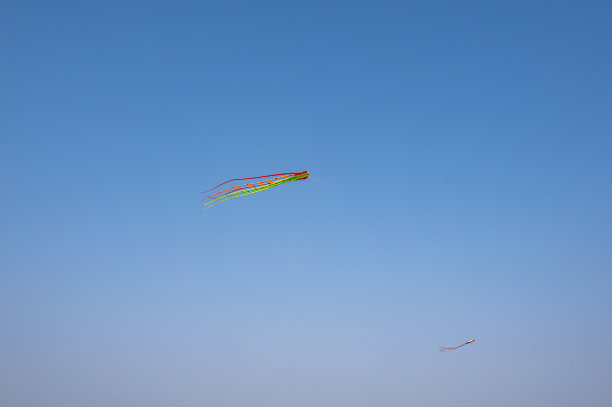 晴空万里，蓝天下的风筝图片下载