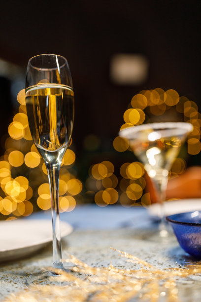 圣诞晚宴上餐桌上的一杯香槟图片下载