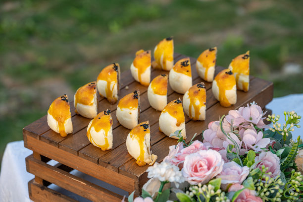 一道美丽又美味的西方甜点图片下载