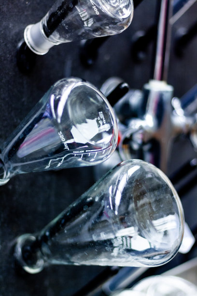 实验室玻璃器皿在架子上干燥图片下载