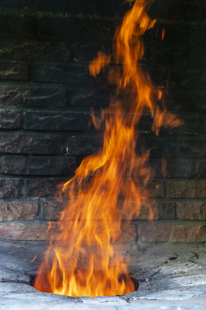 农舍里的一户家庭火炉着火了，特写。柴火是在烤炉里烧的，烧肉前先加热图片下载