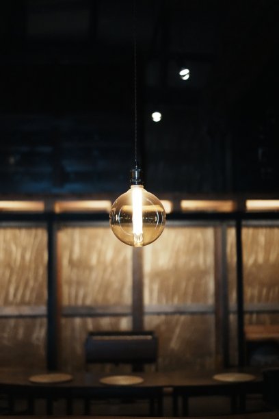 复古咖啡馆里的复古灯图片下载