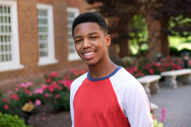 十几岁的男孩肖像户外与砖包围图片下载