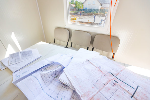 办公室里到处都是建筑蓝图，平面图和图纸图片下载