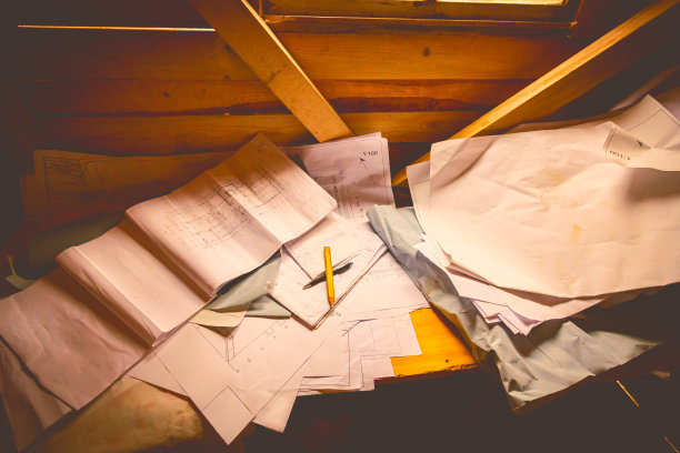 一堆建筑蓝图，平面图，木头办公室里的图纸图片下载