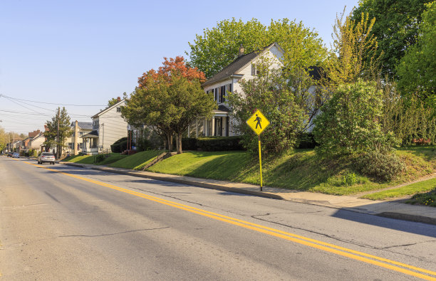 斯托克敦主街人行横道，路边有标志，房子建在草坪上。宾夕法尼亚州北安普顿县市区的行人过街标志。利哈伊谷，波科诺斯图片下载