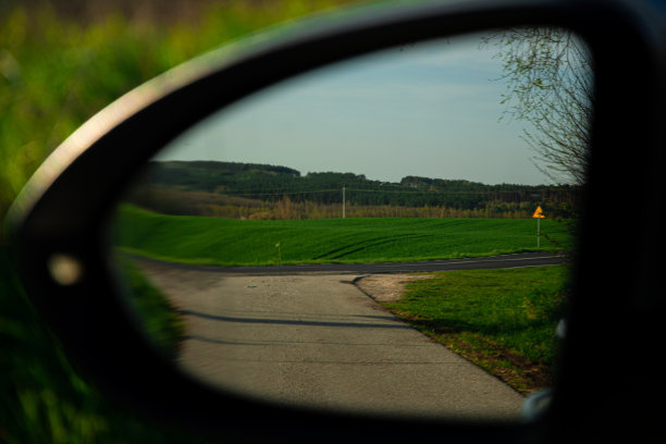 从汽车后视镜看到的路边。图片下载