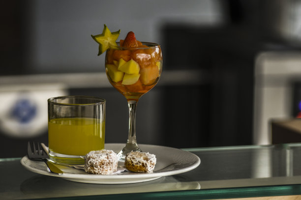 装有健康水果沙拉和橙汁的玻璃杯图片下载