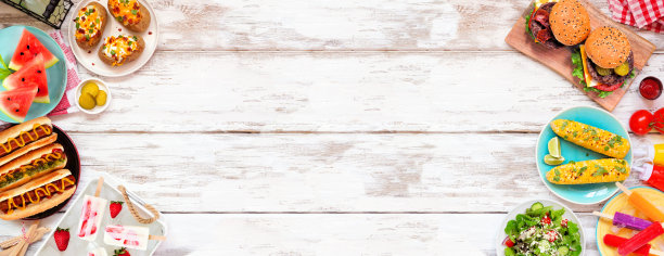 夏季烧烤食品双边框在白木横幅背景图片下载