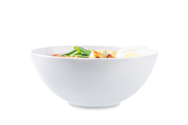拉面，肉片，炒豆腐，鸡蛋和葱在一个碗里，白色孤立的背景图片下载
