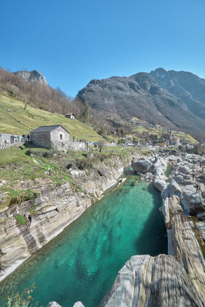 瑞士拉维蒂佐镇，一座名为萨尔蒂桥的中世纪双拱桥横跨韦尔扎斯卡河。图片下载