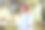蹒跚学步的女孩穿着白色的医生服，戴着听诊器图片下载