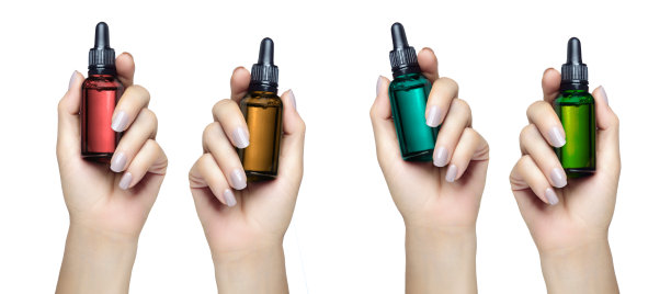 四名女性的手举着彩色的玻璃滴管。美容和美容模拟孤立在白色与复制空间图片下载