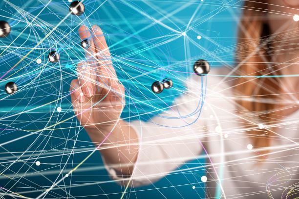 年轻女子用手指着抽象的数字线条图片下载