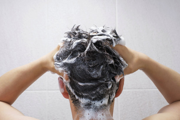 男性用洗发水和泡沫洗手，灰色背景，特写，后视图。图片下载