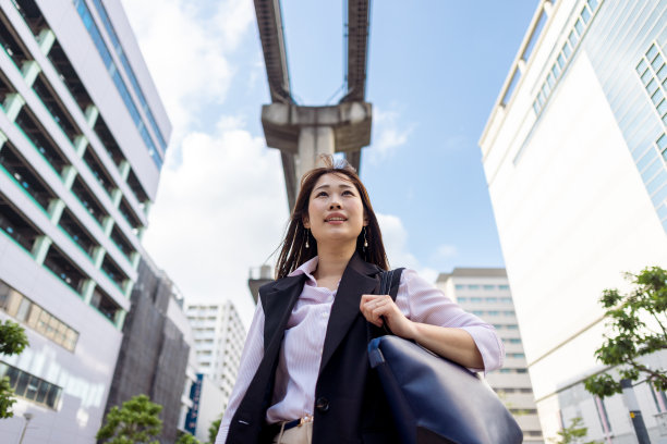走在城市里的女商人图片下载