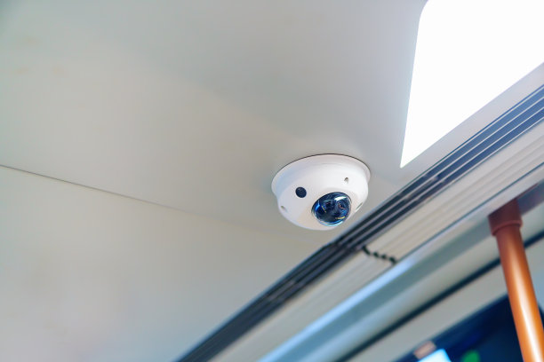 地铁车厢天花板上有带麦克风的监控摄像头图片下载