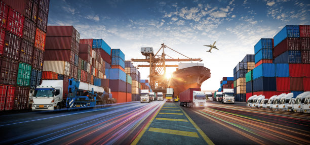 集装箱货轮和货机的物流运输，日出时在船厂吊桥工作，具有物流进出口和运输行业背景图片下载