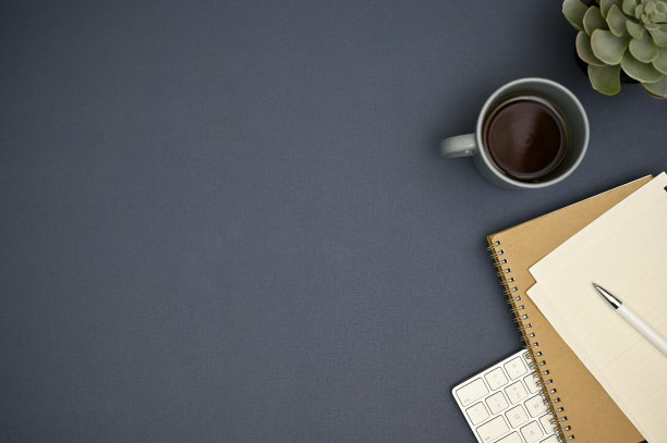 现代工作空间与复印空间，咖啡杯，盆栽植物，和文具。俯视图图片下载