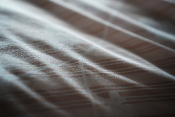 这张图片显示了早晨反射床单的阴影和反射。图片下载