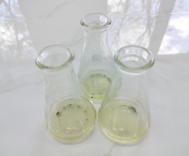 Erlenmeyer在桌子上图片下载