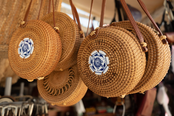在希腊，克里特岛，马塔拉的街头商店里，有陶瓷衬垫和带子的柳条女包出售图片下载